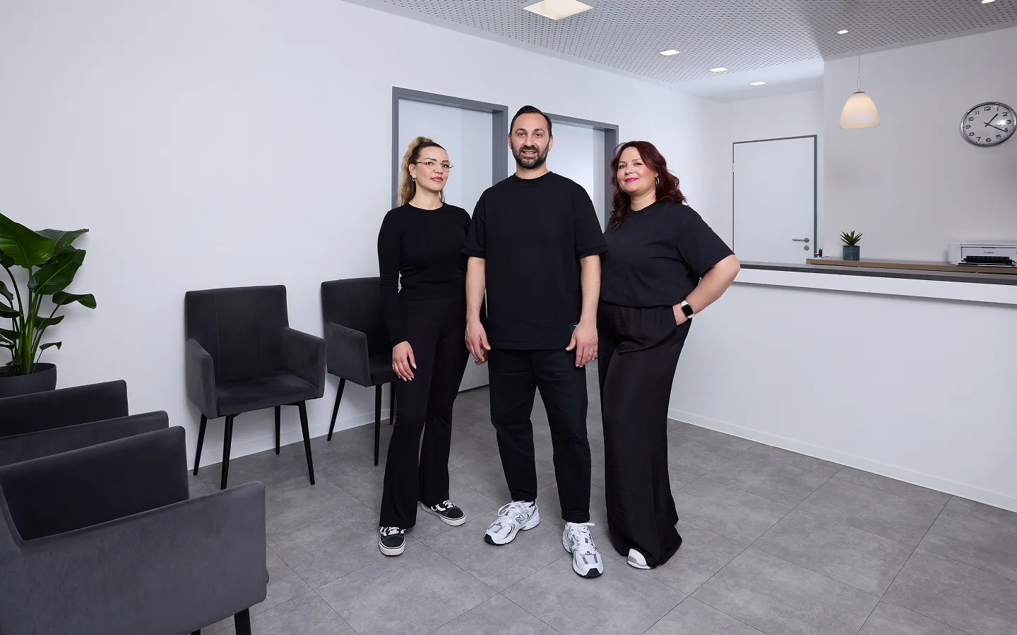 Das Team von The Physio Crack im Empfangsbereich der Praxis